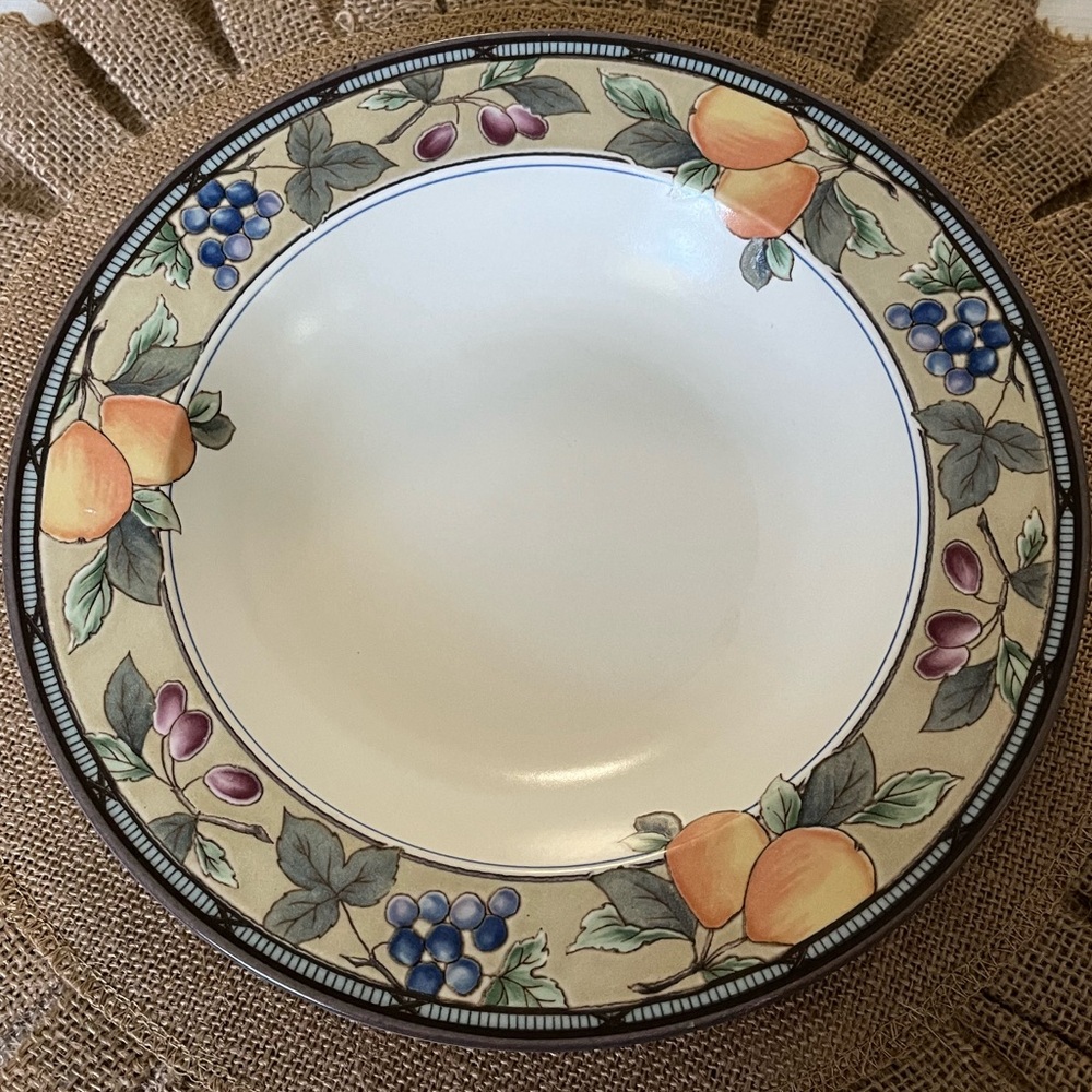 MIKASA Intaglio Garden Harvest Rim
Soup 9" Bowls - set of 2. Excellent condition